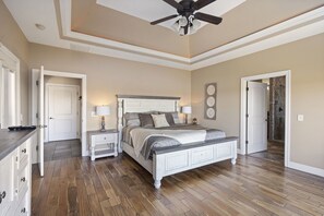 7 habitaciones, escritorio y tabla de planchar con plancha 