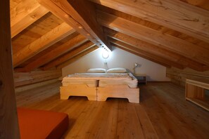 1 bedroom, bed sheets