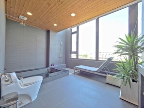 Shower, rainfall showerhead, free toiletries, hair dryer