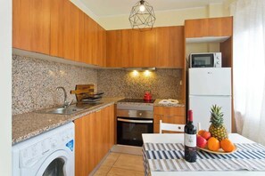 Fridge, microwave, oven, stovetop - Spacious Trendy Flat Central Location by HostWise (Porto)
