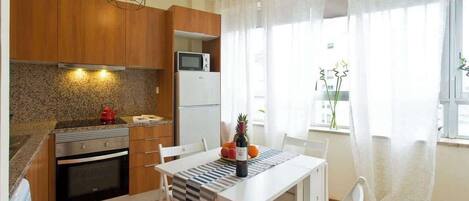 Køleskab, mikrobølgeovn, ovn, kogeplade