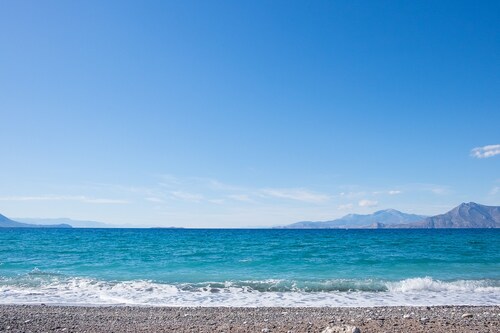 SUNSET BEACH HOUSE IN ALEPOCHORI