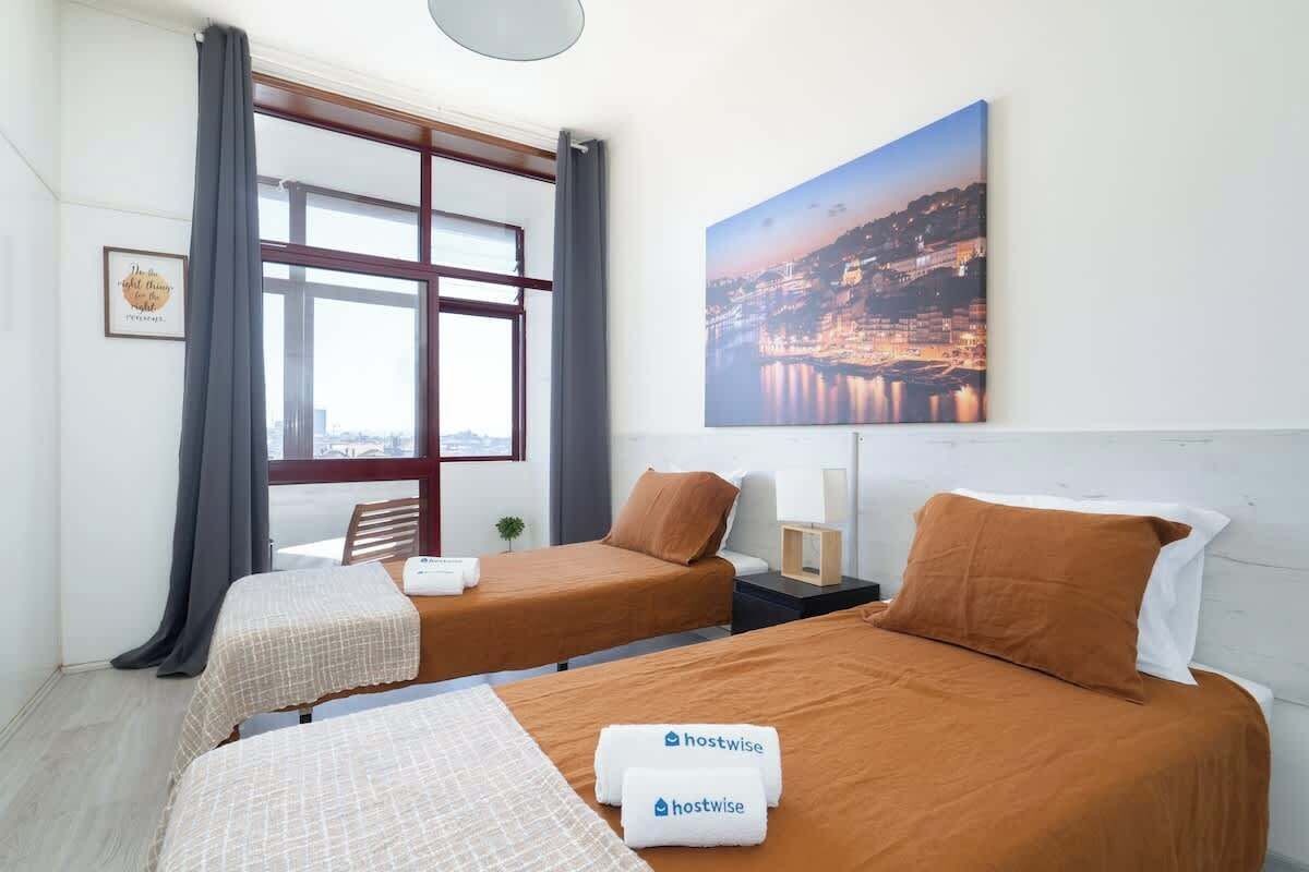 2 habitaciones, tabla de planchar con plancha, wifi y ropa de cama 