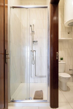 Dusche, Haartrockner, Handtücher, Shampoo