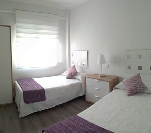 4 bedrooms, iron/ironing board, WiFi, bed sheets - HOUSE FOR 9 PEOPLE, WIFI, AIR CONDITIONING. SUPER FOR GROUPS. (San Juan de Alicante)