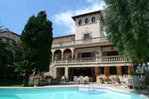 Villa in the center of Palma with pool and garden