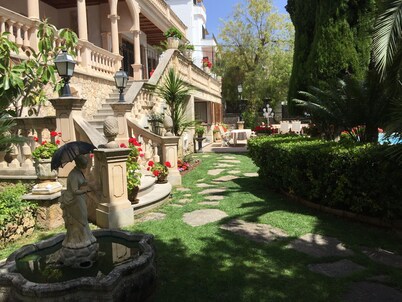 Villa in the center of Palma with pool and garden