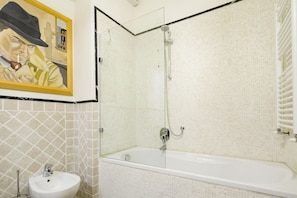 Ensemble douche/baignoire, sèche-cheveux, bidet, serviettes fournies