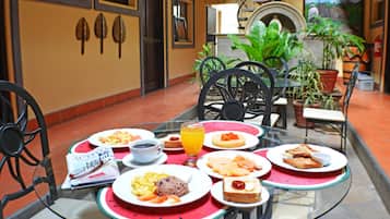 Desayuno de cocina local incluido todos los días