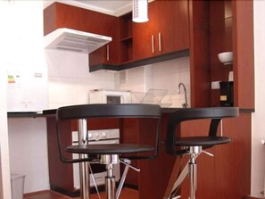 Microwave, oven, coffee/tea maker, toaster - Luna Suite Apartments (Santiago)