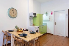 Fridge, microwave, oven, stovetop - Rustic Bright Flat by HostWise (Porto)