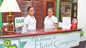 Ein Hotelrezeptionstresen mit einem Schild, auf dem 'Welcome to Hotel Cosigüina' steht.