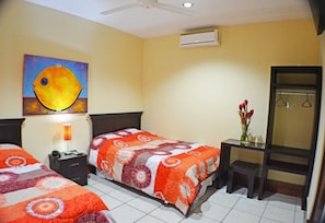 Shower, free toiletries, towels - Hotel Plaza Cosiguina (Chinandega)