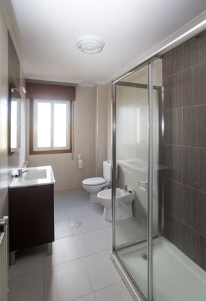 Douche, séchoir à cheveux, bidet, serviettes fournies