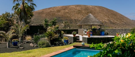 Una piscina al aire libre, una piscina climatizada