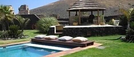 Utendørsbasseng og et oppvarmet basseng