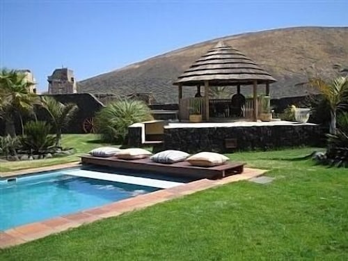 BEAUTIFUL RETREAT WITH EASY ACCESS TO ALL ISLAND