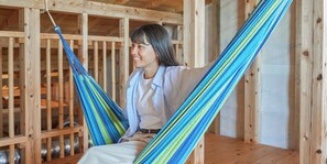 Escritorio, cortinas opacas, wifi gratis y ropa de cama