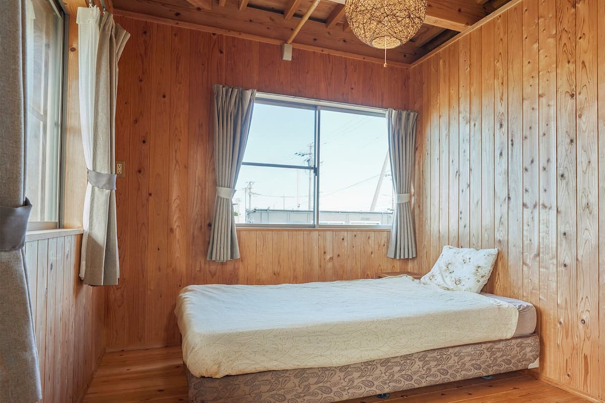 Desk, blackout drapes, WiFi (free), bed sheets