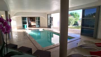 Inomhuspool och utomhuspool