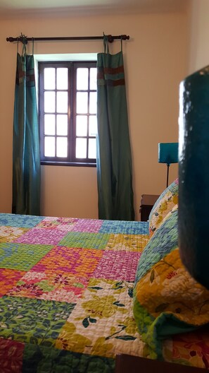 3 dormitorios y tabla de planchar con plancha