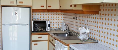 ثلاجة، ميكروويف، غسالة أطباق، مستلزمات طهي/أطباق/أوعية