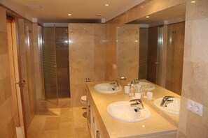 Combined shower/bathtub, hair dryer, bidet, towels - Beautiful Detached Spacious Villa, Amazing views, Private Heated Pool, WiFi, A/C (La Manga Club)