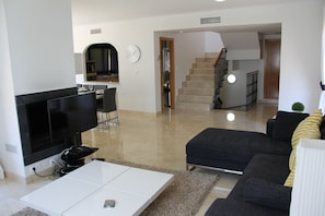 Smart-tv, videospil, dvd-afspiller, bordtennisbord