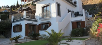 Beautiful Detached Spacious Villa, Amazing views, Private Heated Pool, WiFi, A/C