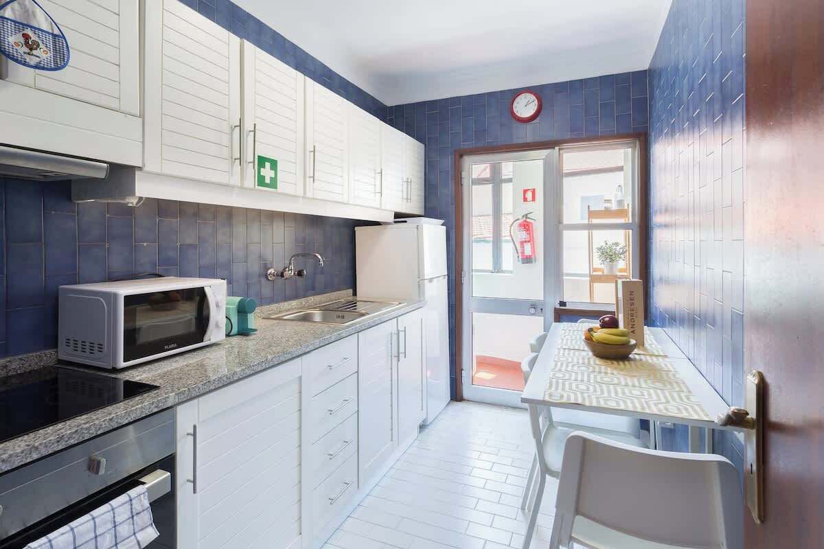 Køleskab, mikrobølgeovn, ovn, kogeplade