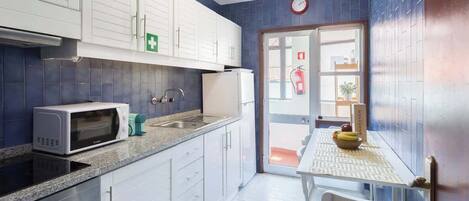 Køleskab, mikrobølgeovn, ovn, kogeplade