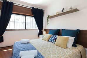 1 habitación, tabla de planchar con plancha, cuna de viaje y wifi 