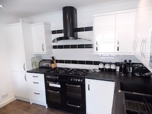 Fridge, microwave, oven, stovetop - 4 Bed 4 bath 4 star family town house 80 yds to beach, sky & wifi Recent refurb (Weymouth)