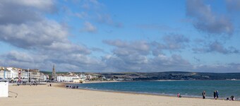 4 Bed 4 bath 4 star family town house 80 yds to beach, sky & wifi Recent refurb