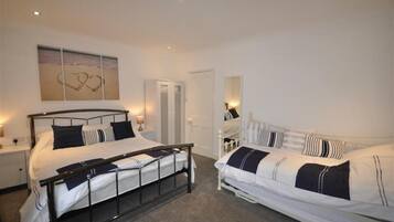 4 bedrooms, iron/ironing board, WiFi, bed sheets