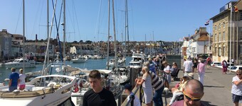 4 Bed 4 bath 4 star family town house 80 yds to beach, sky & wifi Recent refurb