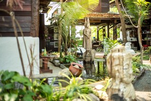 Interior detail - Boon Home Stay Arts and Crafts (San Kamphaeng)