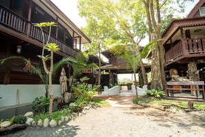 Property grounds - Boon Home Stay Arts and Crafts (San Kamphaeng)