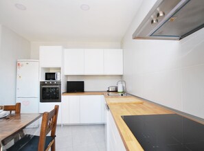 Een koelkast, een microgolfoven, een oven, een vaatwasser