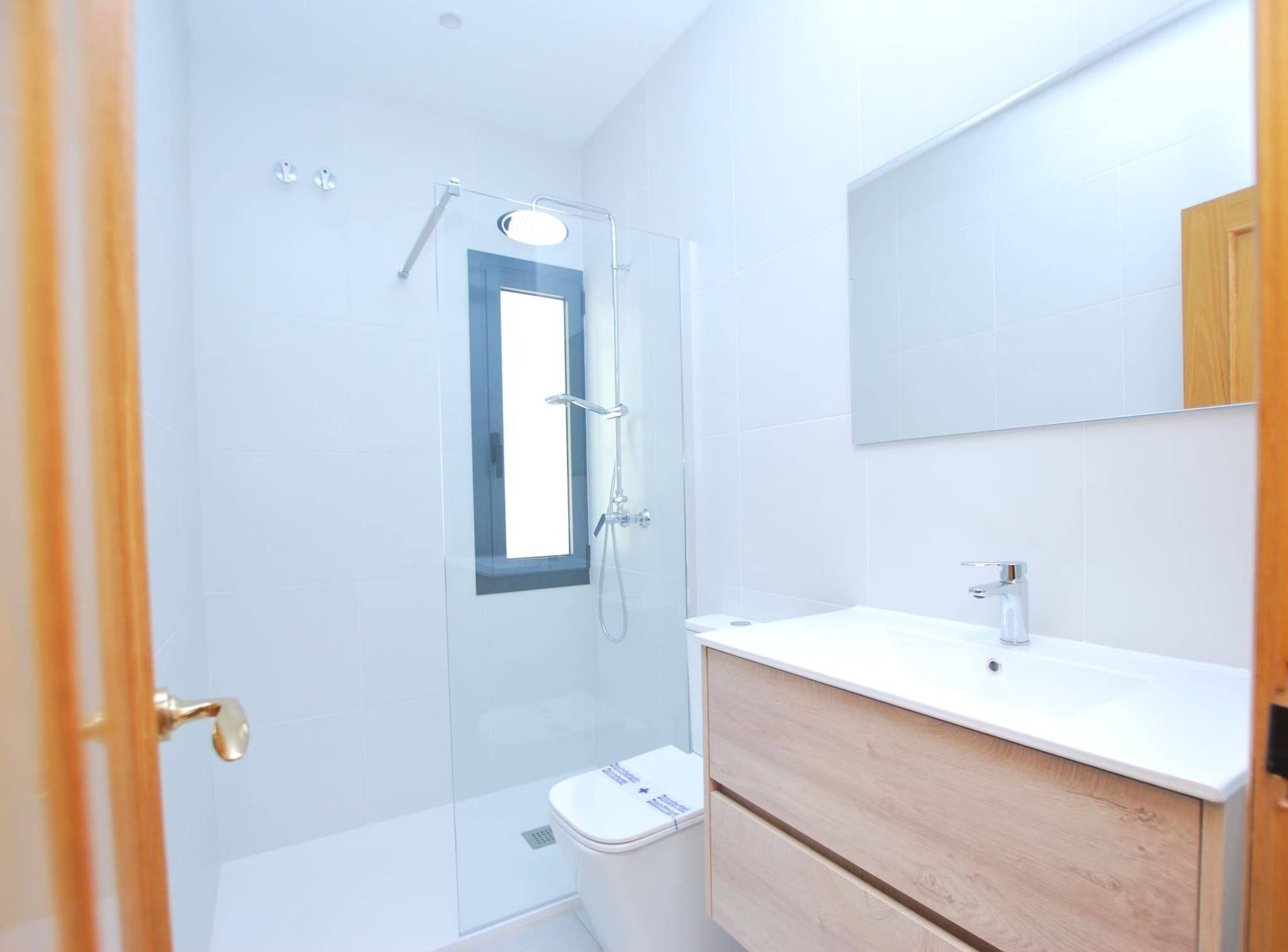 Een douche, een haardroger, handdoeken, shampoo
