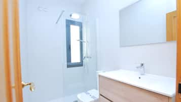 Een douche, een haardroger, handdoeken, shampoo