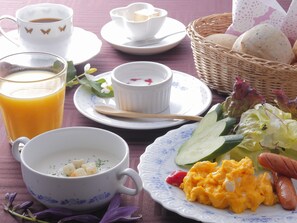 Daily buffet breakfast (JPY 1500 per person)