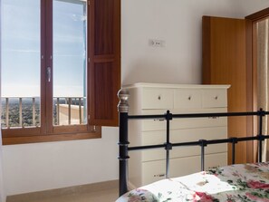 4 bedrooms, iron/ironing board, internet, bed sheets