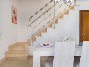 Dining - Biali - Beautiful house with stunning views in Búger (Búger)