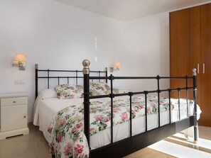 4 chambres, fer et planche à repasser, accès Internet, draps fournis