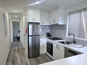 Familievilla | Eget kjøkken | Kjøleskap, mikrobølgeovn, kokeplater og brødrister