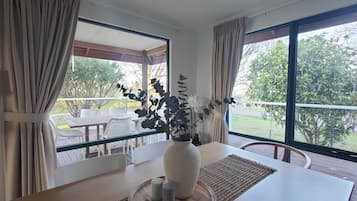 Deluxe bungalow, uitzicht op tuin | Dineerruimte