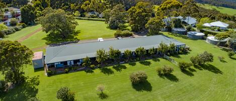 Individueel gemeubileerd, verduisterende gordijnen, geluiddichte muren