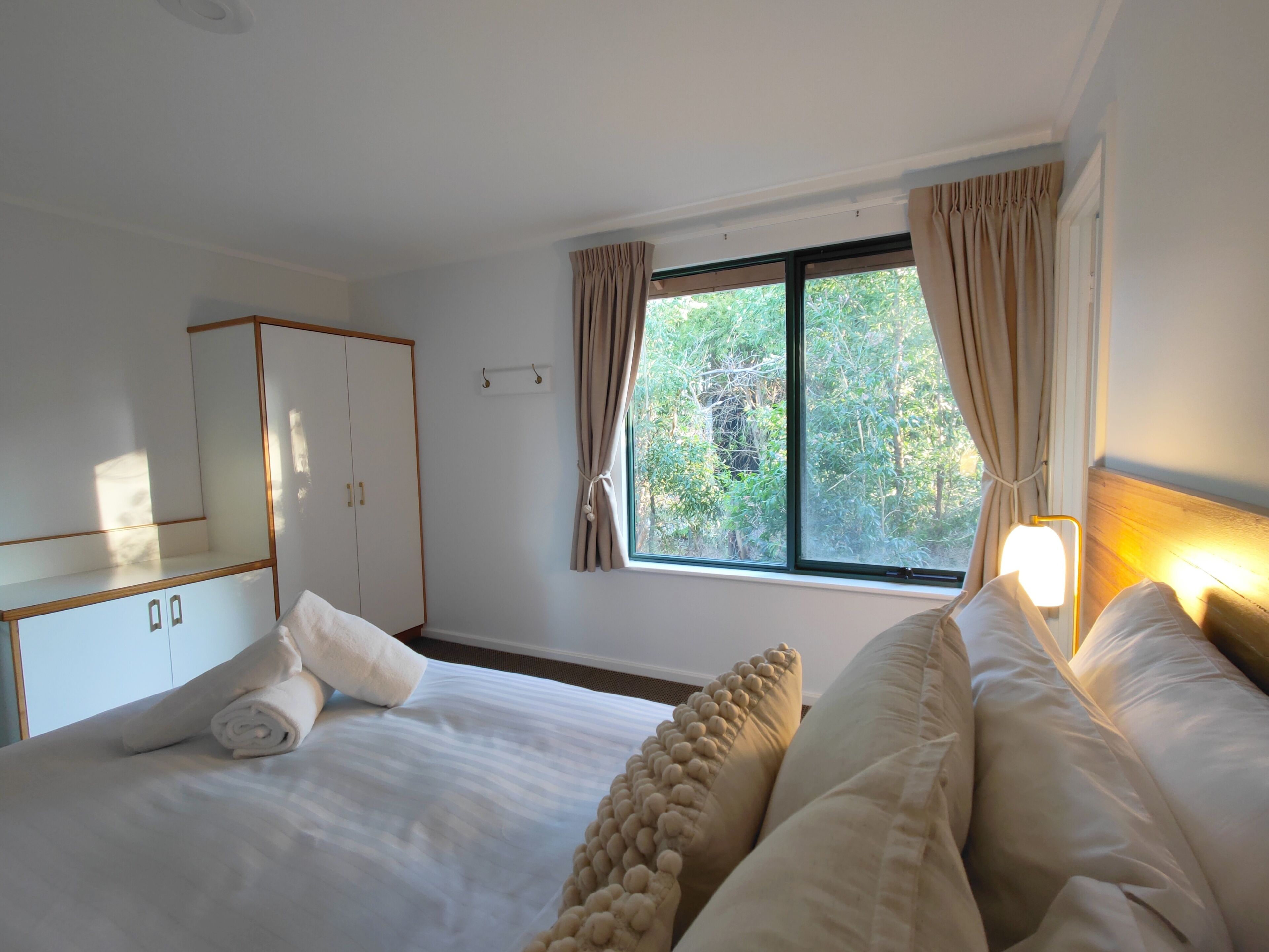 Bungalow, uitzicht op tuin | Verduisterende gordijnen, geluiddichte muren, gratis wifi, beddengoed