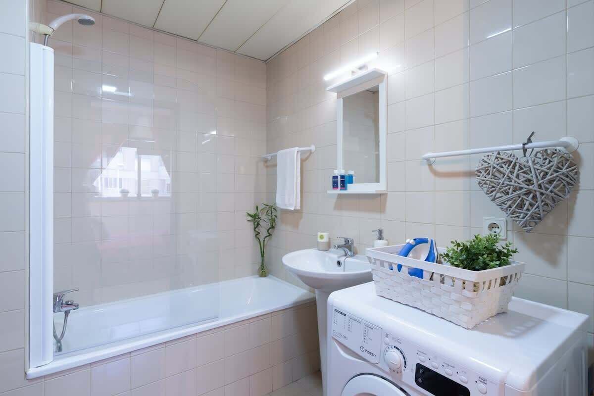 Een douche, een haardroger, handdoeken, shampoo